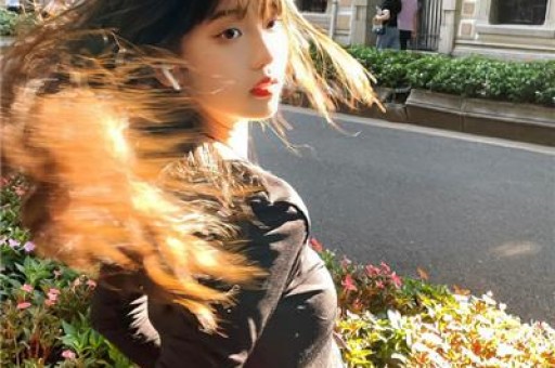 网红在纽约中央公园拍到情侣忘情拥吻！网友：这俩反应不对劲有瓜！