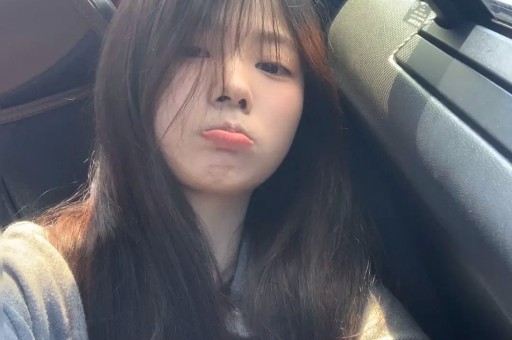 女网红和男友旅游只发单人照并对外称单身男友账号被扒出